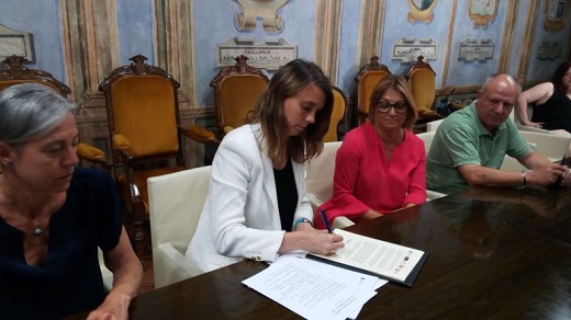Ayuntamiento, sindicatos y empresarios firman el documento de diálogo social / Cadena Ser